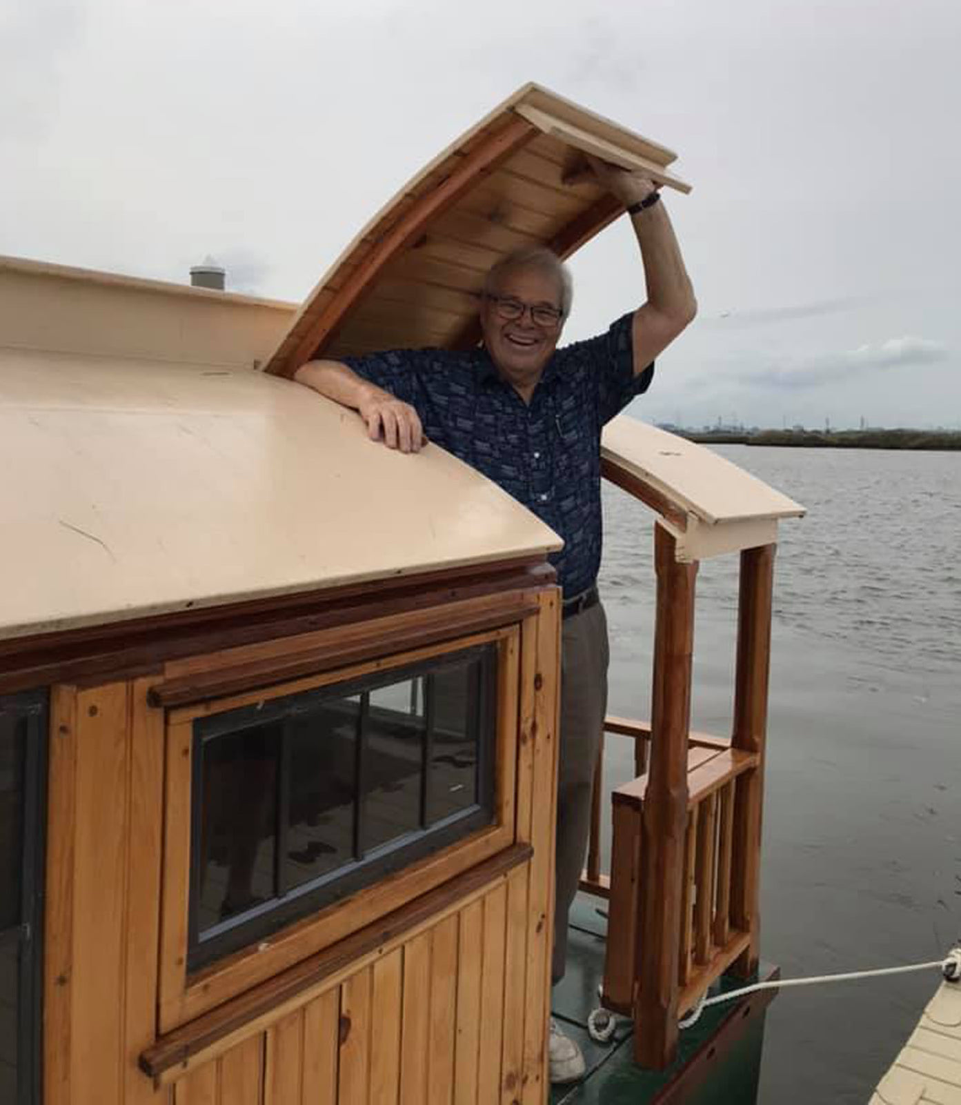 Neighbor built a custom pontoon boat accessory for his kayak :  r/boatbuilding